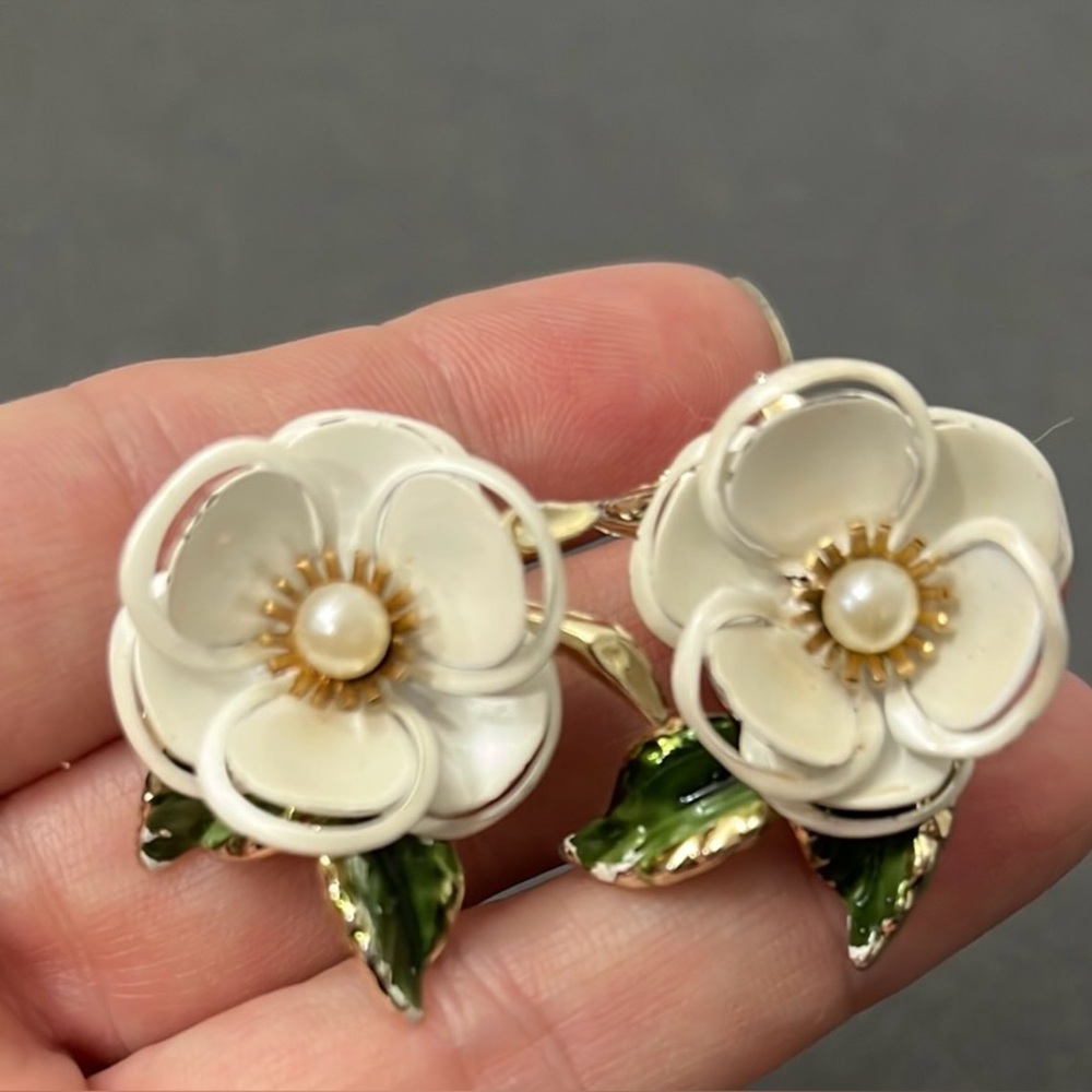 Vintage 60s White Flower Clip On Earrings Pearl Gold Accents Mod Floral Earrings